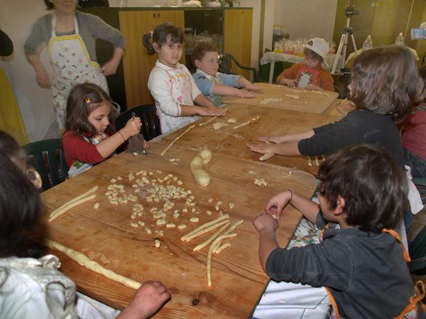 Pisticci - lavorazione pasta.jpg